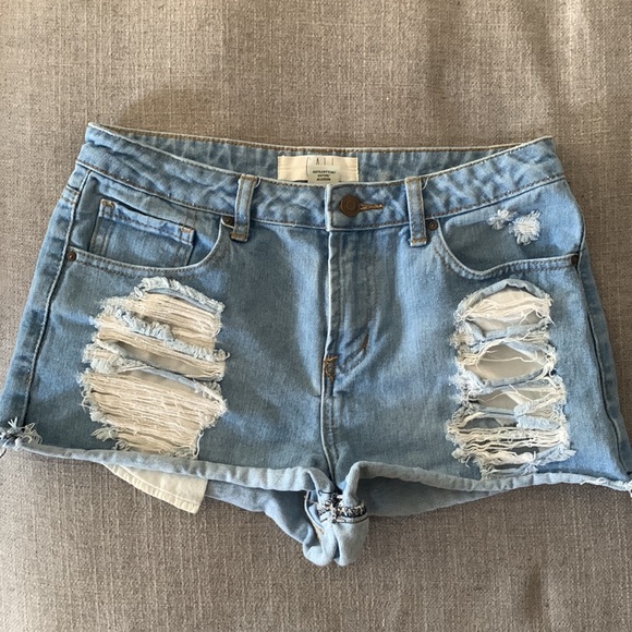 ✨CALI JEAN SHORTS SIZE US 7 - Picture 1 of 2